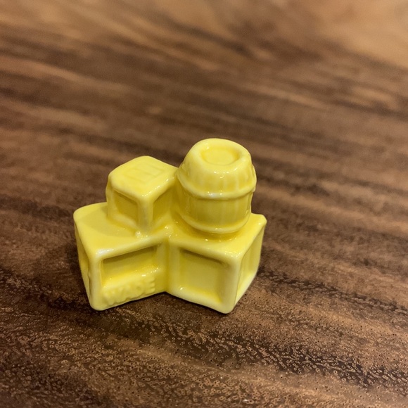 Wade England tea crate and barrel figurine - Picture 2 of 3